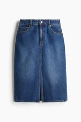 Pollera midi de denim azul de algodón, tiro medio, con tajo frontal. Presenta cinco bolsillos y cierre con botón.