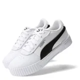 Championes Puma modelo Carina 2.0, de diseño urbano con capellada blanca y suela de plataforma con detalle en color lila. Presenta el logo de la marca en dorado en el lateral y en relieve en la parte trasera de la suela.
