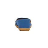 Zapatilla casual Moleca para mujer, tipo alpargata baja de color amarillo, con perforaciones en toda la capellada para mayor ventilación, suela texturizada tipo yute y detalle de aplique marrón con un corazón metálico en el talón.