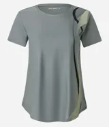Remera deportiva de microfibra en color verde grisáceo, con cuello redondo, mangas cortas y detalle de estampa lateral con ondas en tonos contrastantes.