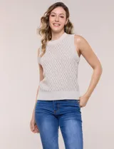 Chaleco tejido de punto calado melange, marca Elie Tahari, de color blanco. Presenta silueta semi entallada, escote a la base ligeramente elevado con terminación en punto acanalado, y sisas marcadas y ribeteadas en canalé. Confeccionado en tejido de punto con trama labrada y calados geométricos en forma de rombos, con espalda de tejido continuo y ruedo recto de largo a la cadera alta terminado en pretina ancha acanalada.