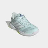 Championes Adidas Ligra 8 de diseño deportivo para cancha cubierta, color verde agua con las icónicas tres tiras laterales en blanco. Confeccionadas con exterior de malla transpirable y refuerzos de cuero sintético, cuentan con puntera Adituff para mayor resistencia y suela de caucho con detalles en verde lima.