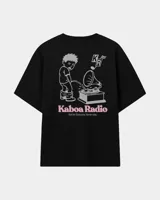 Remera oversize negra con diseño gráfico en la espalda que incluye la inscripción "Kaboa Radio" y un personaje ilustrado, de corte amplio y mangas cortas.