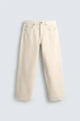 Jeans de hombre color beige claro, tiro medio, corte balloon fit con pierna relajada que se estrecha ligeramente hacia el bajo. Confeccionados en denim rígido de algodón, con cinco bolsillos y cierre frontal de cremallera y botón.