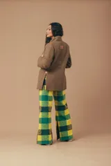 Pantalón de lana con estampado a cuadros en tonos verde, amarillo y azul marino. Corte recto con tajos laterales.