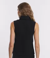 Blusa sin mangas de punto color negro, con cuello alto y superficie lisa.