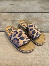 Sandalias con capellada de cuero sintético con estampado animal print, base de corcho y suela de goma.