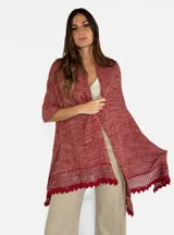 Pashmina abierta color rojo ladrillo con detalle de crochet en el borde.