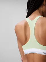 Bralette deportivo de la línea Modern Cotton de Calvin Klein, confeccionado en mezcla de algodón y modal. Presenta un diseño sin forro ni relleno, con espalda cruzada y banda elástica inferior con el logo de la marca estampado.
