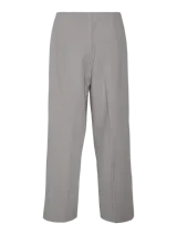 Pantalón de vestir gris claro, tiro alto, corte recto y largo al tobillo. Presenta pinzas frontales y un acabado liso y suave.