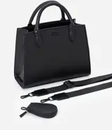 Cartera tipo satchel de tamaño mediano, confeccionada en poliuretano con acabado liso. Presenta una estructura rectangular, doble asa de mano fija y una correa larga ajustable y extraíble. Cuenta con cierre superior y herrajes metálicos.
