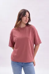 Remera de manga corta con efecto de lavado, cuello redondo y corte holgado.