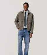 Pantalón de jean para hombre de corte recto, con lavado vintage y efecto desgastado. Posee cintura con presillas, cierre frontal con botón y cierre, además de bolsillos funcionales.