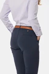 Pantalón clásico azul marino de corte recto con bolsillos traseros ribeteados, confeccionado con tela elastizada.