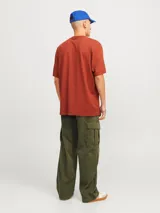 Pantalón cargo de corte amplio y pierna ancha, color verde oliva. Presenta bolsillos laterales tipo cargo, bolsillos delanteros y traseros, con cierre de cremallera y tejido de sarga resistente.