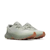 Championes de trail running Merrell modelo Agility Trail, color verde claro con detalles en gris y suela de goma color terracota. Presentan un diseño de malla transpirable con refuerzos de TPU, entresuela de espuma FloatPro y suela con tacos para mayor tracción.