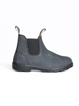Bota tipo Chelsea de cuero color gris oscuro, con elásticos laterales negros y suela de goma dentada. Presenta tiradores en la parte superior para facilitar el calce.