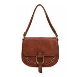 Cartera de hombro color marrón con acabado texturizado, solapa frontal con cierre de hebilla metálica y detalle de ojales metálicos decorativos en la parte inferior.