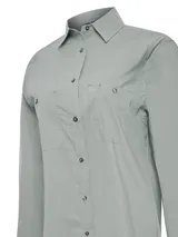 Blusa de manga larga RKF modelo Coop, color gris claro, con cuello camisero, cierre frontal con botones y dos bolsillos con solapa en el pecho. Cuenta con tecnología de protección solar UPF.