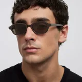 Lentes de sol con montura rectangular de diseño clásico y minimalista en color marrón chocolate. Cuentan con lentes polarizadas en tono marrón a juego.