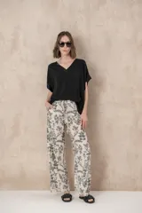 Blusa negra de mangas cortas con escote en V.