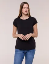 Remera básica negra de manga corta, con cuello redondo y calce al cuerpo.