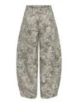 Pantalón de tiro alto con silueta barrel, más amplia en la rodilla y entallada hacia el ruedo, con estampa de efecto camuflado en tonos grises y verdosos.