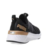 Championes Puma Softride Harli Slip On de mujer, color negro con detalles en dorado. Diseño slip-on con bandas elásticas cruzadas en el empeine y logo de la marca en dorado.
