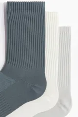 Pack de cinco pares de medias deportivas de caña media, confeccionadas en tejido funcional DryMove™ que absorbe el sudor. Incluye un par negro, uno blanco, uno gris oscuro, uno gris claro y uno verde azulado.