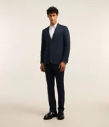 Saco de traje masculino de corte slim, confeccionado en poliviscosa con textura acanalada leve. Presenta cuello con solapa, cierre frontal con botones, mangas largas y bolsillos laterales. Incorpora tecnología performance para mayor respirabilidad y secado rápido.