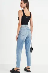 Pantalón de jean celeste con corte recto, tiro alto y cordón ajustable en la cintura.