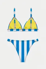 Conjunto de bikini azul con tirantes y detalles de banda estampada multicolor, y forro interior en tono verde lima.