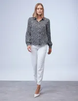 Camisa de satén estampado con lunares blancos sobre fondo negro, de la marca Zac & Rachel.