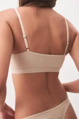 Top estilo soutien color beige con escote redondo, tirantes finos regulables y banda elástica inferior.