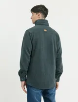 Sobrecamisa de micropolar color terracota, con cuello camisero, cierre frontal con botones a presión y dos bolsillos frontales con solapa y botón.