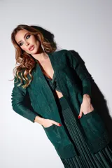 Tapado largo de tejido jacquard color verde con bolsillos delanteros.