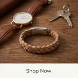 Pulsera de diseño trenzado en color marrón claro, con cierre magnético de acero inoxidable pulido.