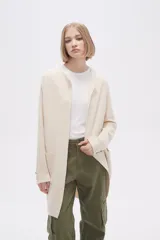 Saco abierto de corte recto y largo medio, confeccionado en tejido de viscosa. Presenta cuello redondo sin solapas, mangas largas con detalle de botones en los puños y bolsillos frontales aplicados.