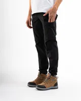 Pantalón de trekking negro con cierre a la altura de la rodilla para convertirse en short.