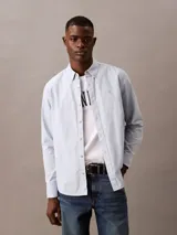 Camisa celeste de algodón Oxford con cuello abotonado, manga larga y logo bordado en el pecho.