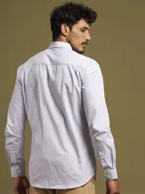 Camisa celeste a rayas verticales finas, de manga larga y corte clásico.