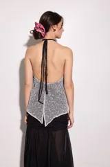 Top reversible de corte suelto y fluido, con tiras cruzadas al cuello y abertura frontal.