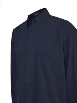 Camisa de manga larga RKF confeccionada en tejido de cotele de algodón orgánico, con cuello clásico, cierre frontal de botones y bolsillo en el pecho.