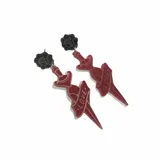 Par de aros colgantes negros con forma de daga atravesada por una cinta con la palabra 'Love' y una rosa en la parte superior.