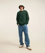 Sweater color beige de algodón y poliéster, de corte holgado, cuello redondo y mangas largas.