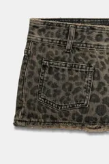 Shorts de denim de tiro bajo con estampado animal print, bolsillos de parche en el delantero, trabillas para cinto y cierre frontal con cremallera y botón metálico.