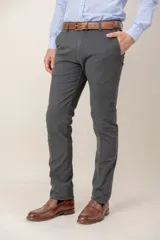 Pantalón de algodón twill en color gris oscuro, con corte slim fit, bolsillos laterales y traseros, y cierre de botón con cremallera.