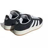 Zapatillas Adidas Campus 00s, color negro con las tres tiras laterales en blanco, suela color crema y cordones blancos.