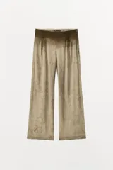 Pantalón de tiro medio con diseño estampado, confeccionado en viscosa. Presenta pliegues en la parte delantera y cierre lateral con cremallera oculta.