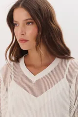 Sweater de tejido de punto calado color lila, con cuello en V y mangas largas.